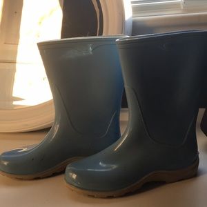 Baby blue shirt rain boots